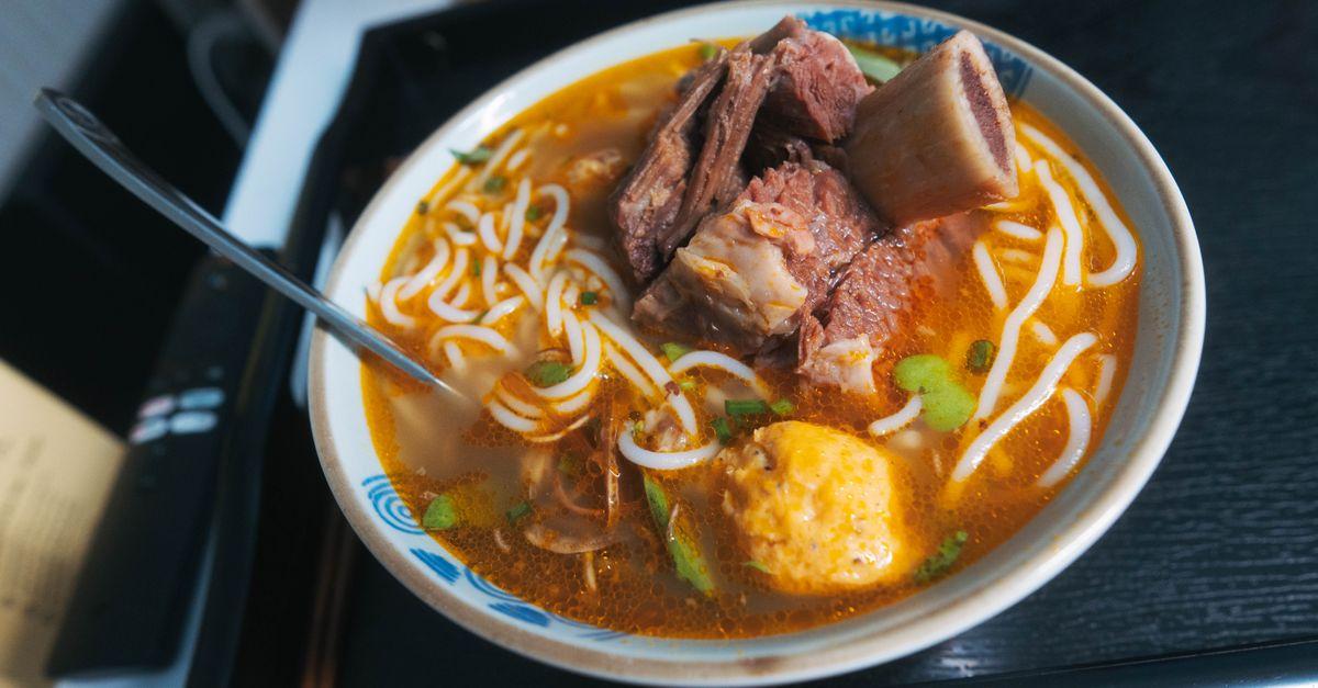 Crossing-the-Bridge Rice Noodles (过桥米线)