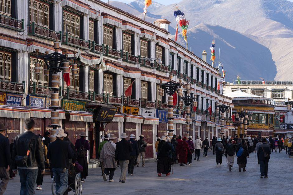 Barkhor Street (八廓街)