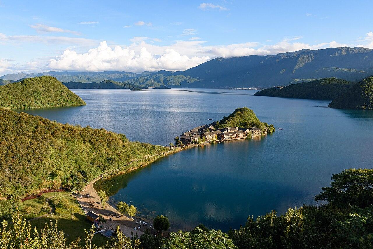 Lugu Lake (泸沽湖)