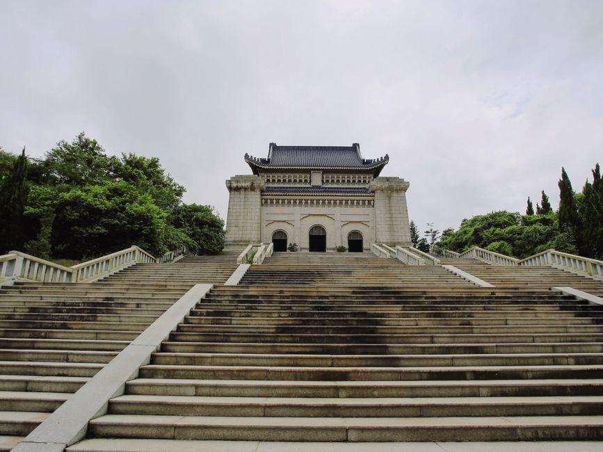 Sun Yat-sen Mausoleum (中山陵)