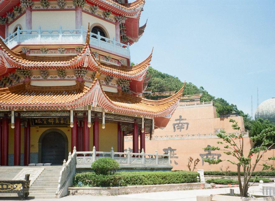 Nanputuo Temple (南普陀寺)