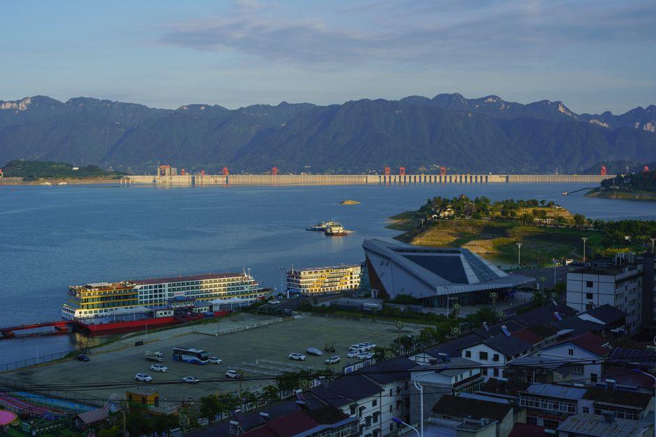 Yangtze River Sunset Walk (长江日落步道)